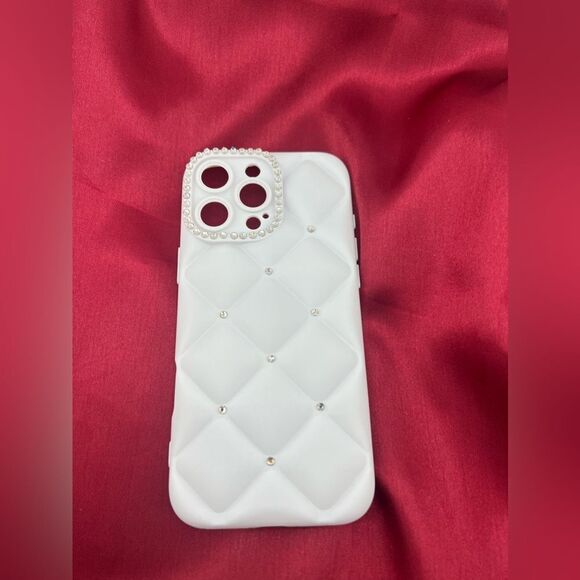 Elegant White Quilted iPhone 16 Pro Max Case - Picture 4 of 7